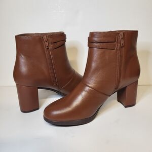 Clarks Bayla Light Tan Leather Ankle Booties Womens 7.5 Brown NWT